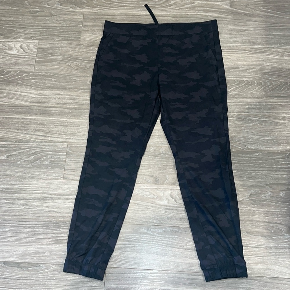 Koydan camo joggers. Size L. NWOT